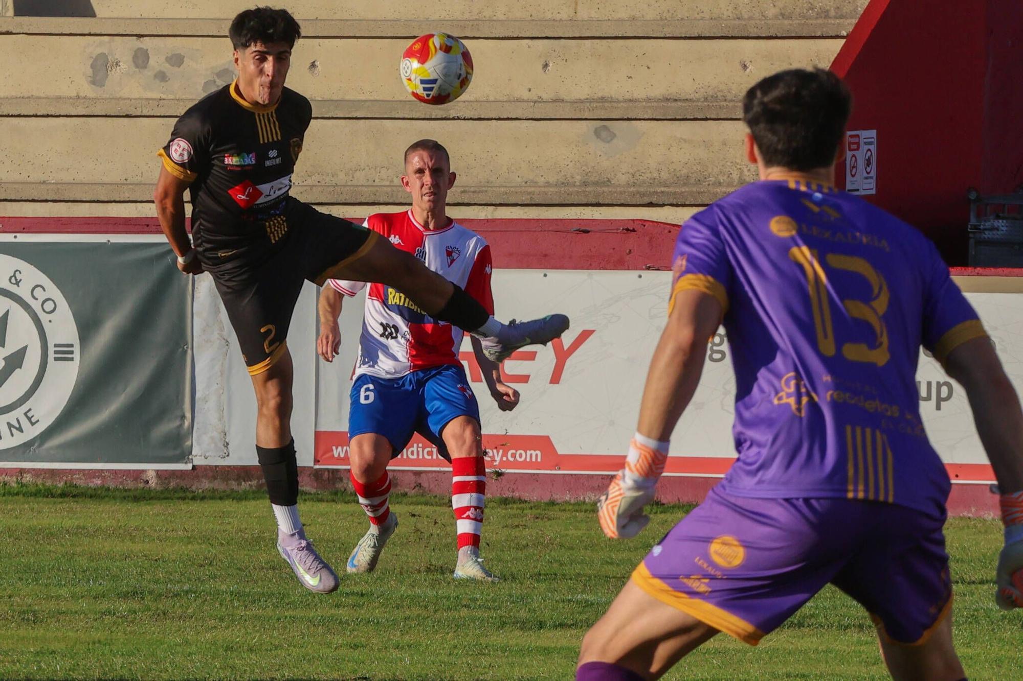 Las imágenes de la contundente victoria del Arosa al Barbadás (3-0)