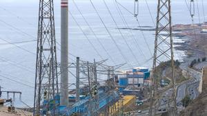 Operarios desmontando torretas de alta tensión junto a la central electrica de Jinámar.