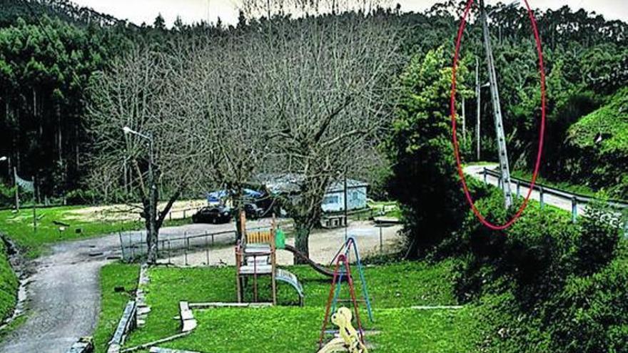 Vista del parque infantil de Belesar, bajo el poste eléctrico a punto de desprenderse.  // Belesar Dixital