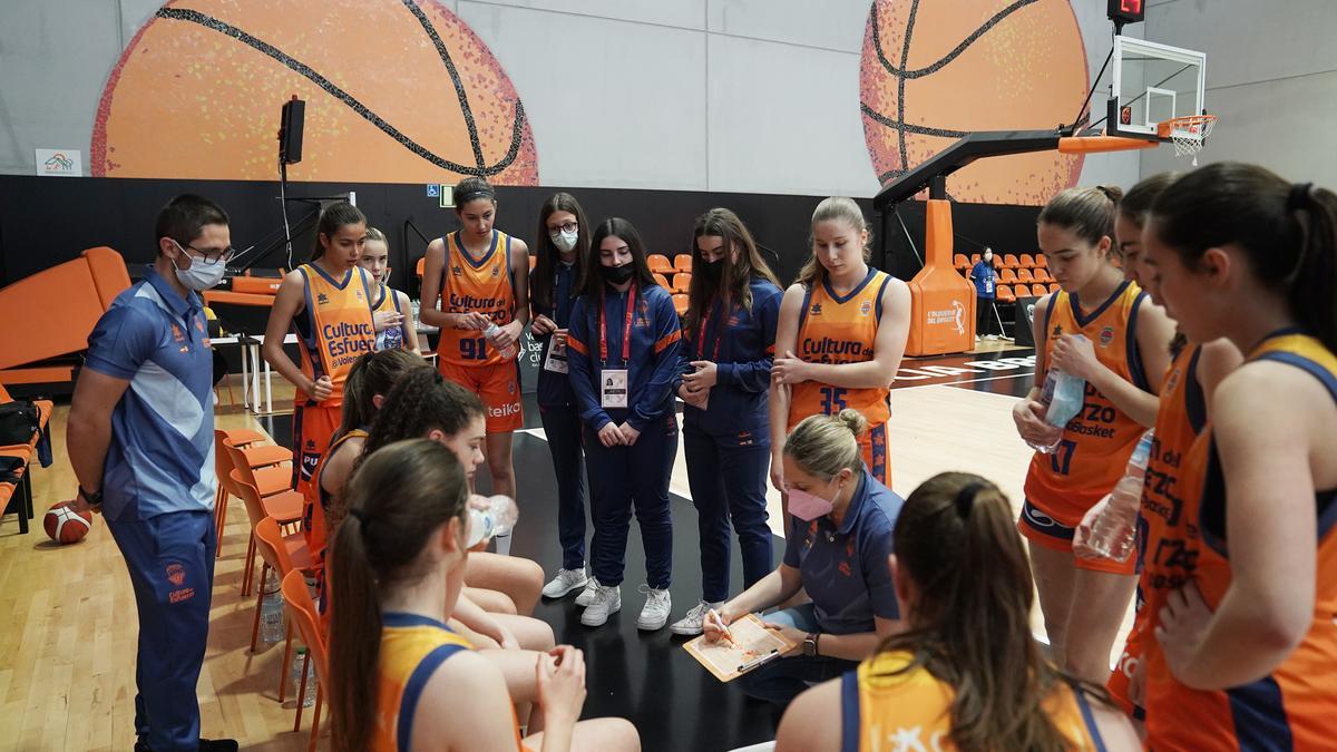 Las jóvenes jugadoras del Valencia BC escuchan las indicaciones de su entrenadora, Laura Cucarella