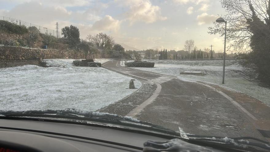 Tímida nevada a l'Empordà: la neu enfarina la zona de Salines-Bassegoda