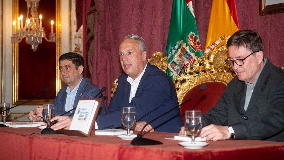 Juan Carlos Ruiz, Francisco Reyes y Luis García Montero, durante la presentación.