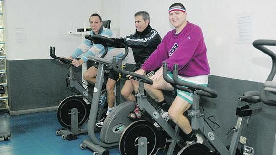 Tres prejubilados de la mina, realizando ejercicio en el polideportivo de Oñón, en Mieres.
