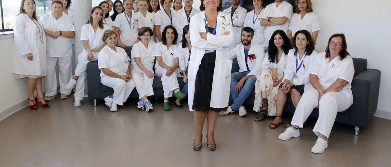 El equipo de Hematología | El 21 de junio, la doctora Carmen Albo formalizó su cargo como jefa del Servicio de Hematología tras más de dos años en funciones. Fue la única candidata al concurso y defendió su proyecto para el departamento ante un tribunal. Prima la importancia de su equipo y por ese motivo eligió estar junto a ellos en la fotografía que ilustra su entrevista. Además de la labor de los 21 médicos de Hematología, destaca que se ha solicitado un servicio de &quot;enfermería gestora de casos&quot; que realice el acompañamiento del paciente dentro del hospital y hacer un seguimiento fuera de éste. Se implantará en el Área de trasplante este año y se prevé que se incorpore al hospital de día en 2018.