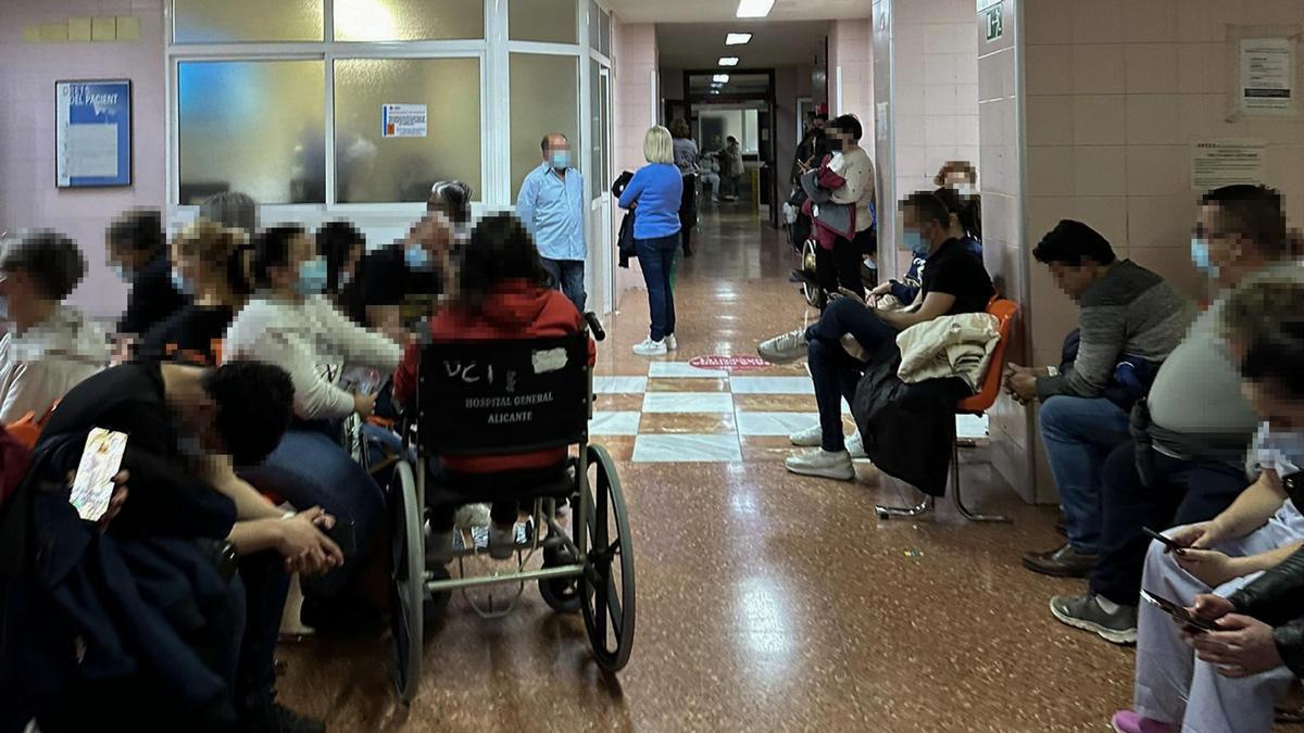 Urgencias del Hospital de Alicante colapsadas, en una imagen de la semana pasada