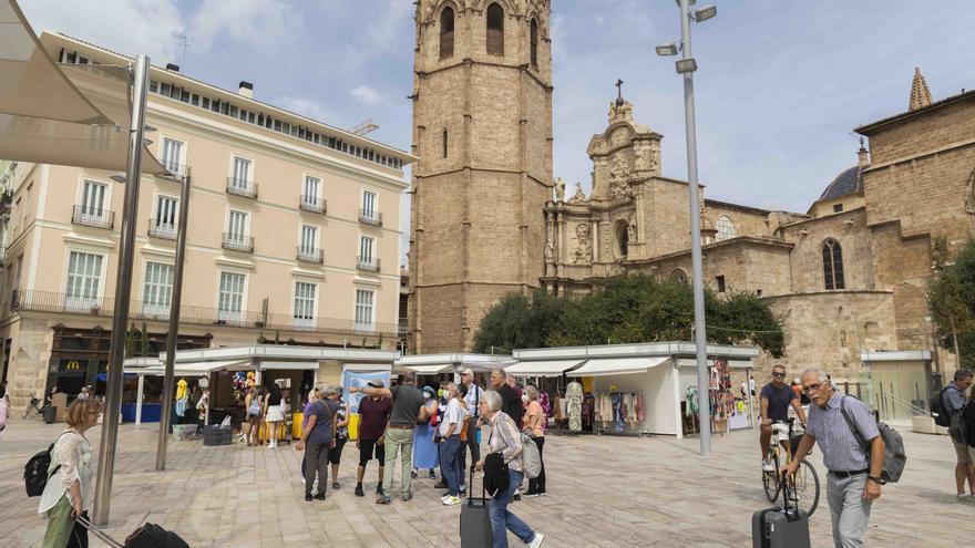 Así lucen los mercadillos efímeros en la nueva plaza de la Reina