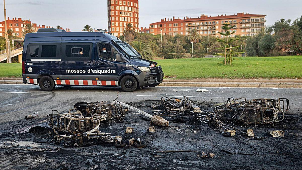 Motocicletes cremades després del «botellon» a la platja del Bogatell. | JORDI OTIX