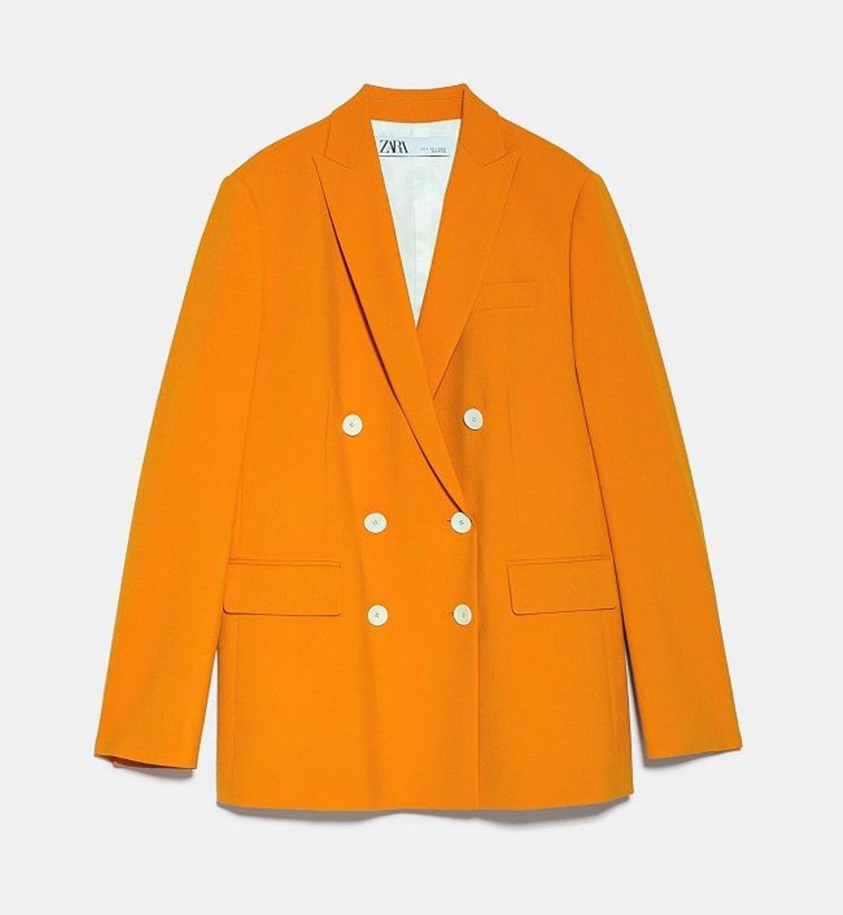 Blazer cruzada en naranja de lo nuevo de Zara
