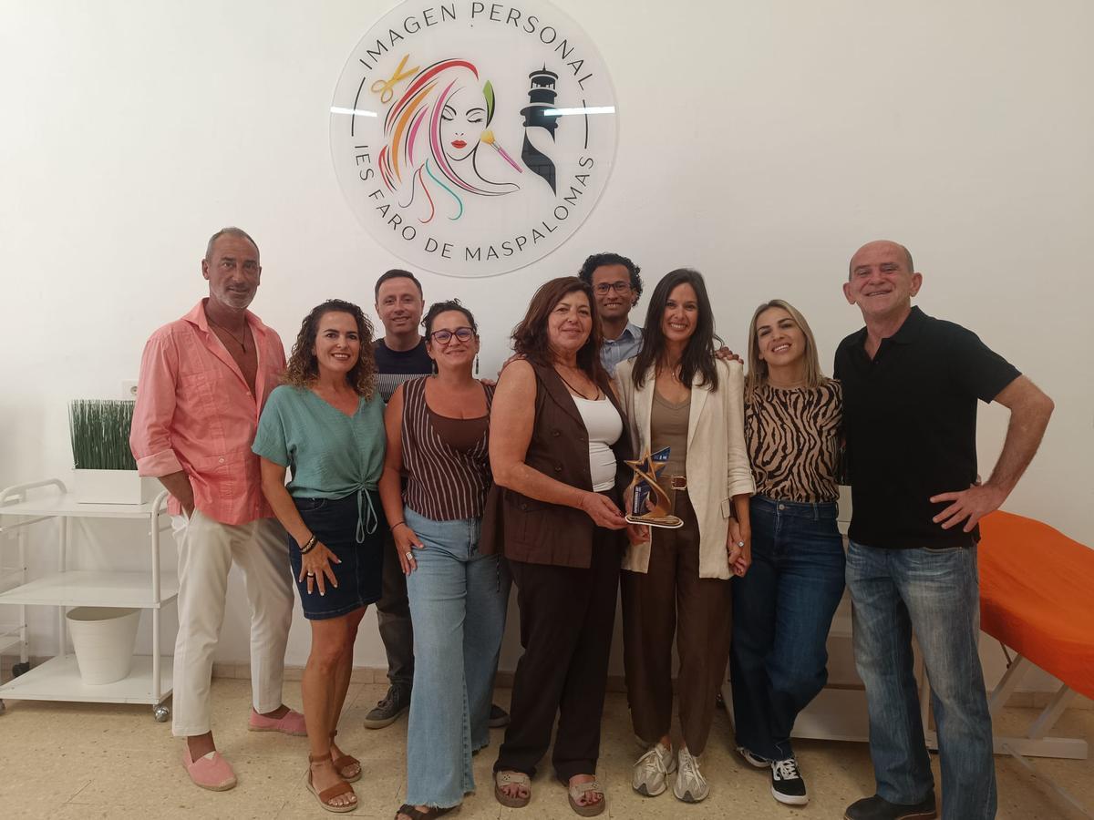 Todos los profesores del Departamento de Imagen Personal del IES Faro de Maspalomas.