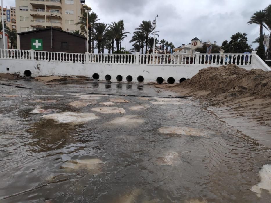 Las precipitaciones inundan la playa de Los Locos