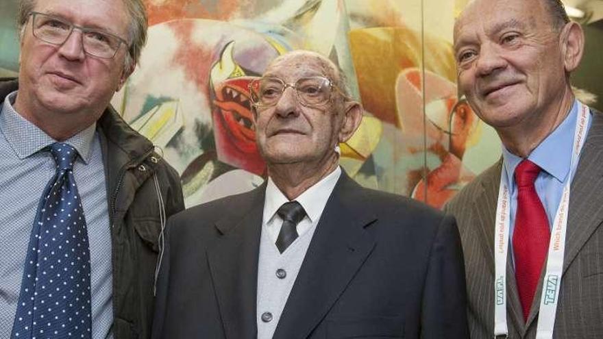 Antonio Peña (centro) junto a los doctores Pradas y Juffé, en abril.