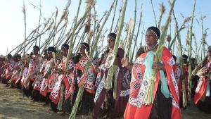 Mujeres suazíes celebrando una tradicional ceremonia de danza.