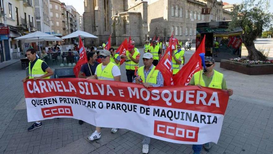 Los trabajadores partieron de la Avenida de Montero Ríos llevando una pancarta. // Gustavo Santos