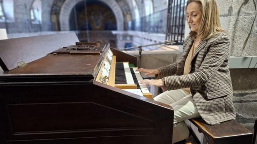 Luisa Sánchez, en el órgano.
