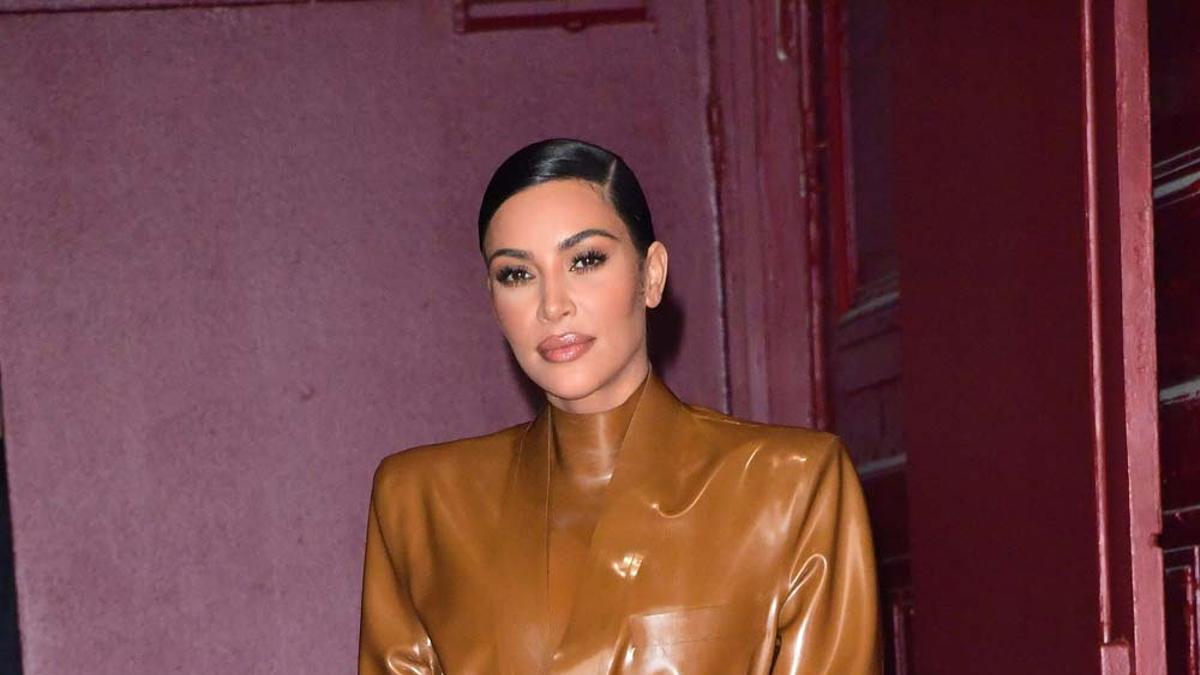 Kim Kardashia, con traje tostado de látex de Balmain en París