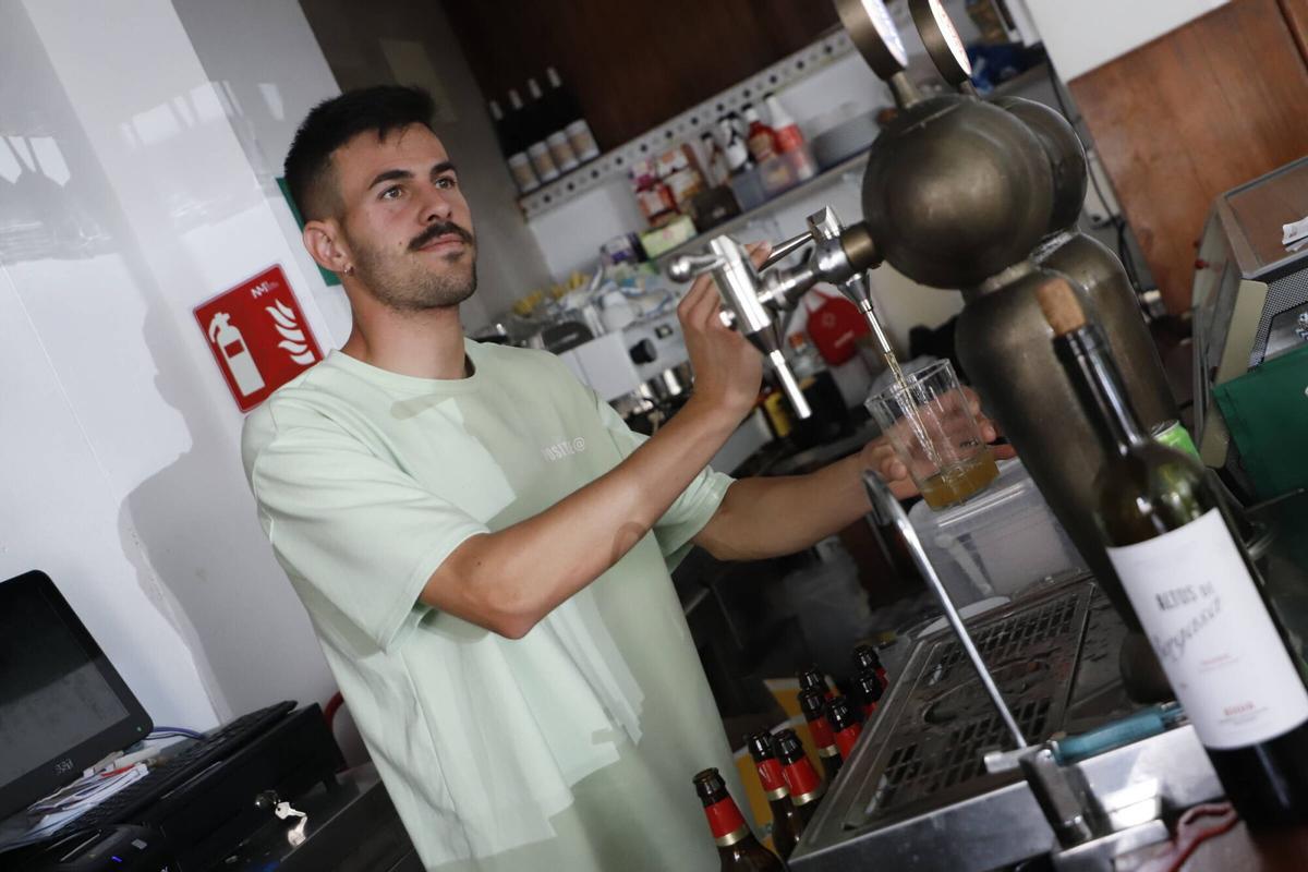 Rafa Cepeda sirve una cerveza.