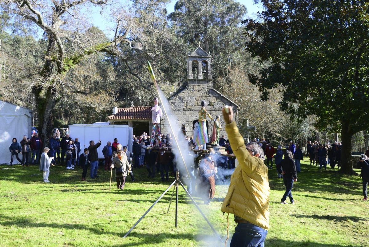 La fiesta del año pasado, con 
la procesión y los muñecos al 
fondo. |  Gonzalo Núñez