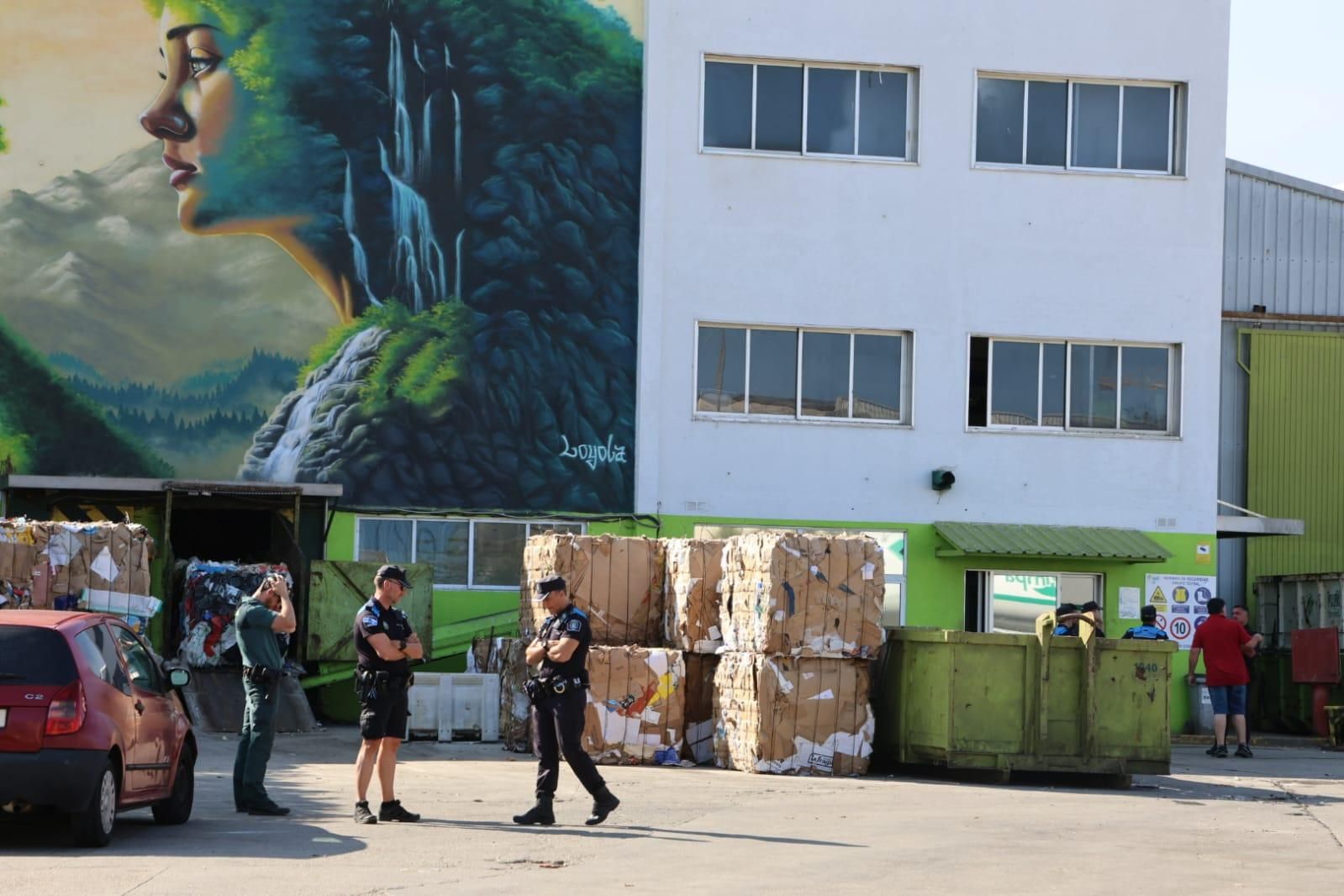 Un importante incendio en el polígono de Caramuxo afecta a una nave de reciclaje