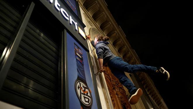 Atletas utilizan el parkour para apagar las luces de los escaparates en París