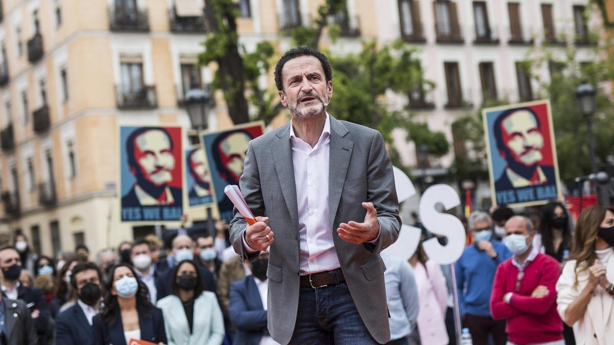 El candidato de Ciudadanos (Cs) a la Presidencia de la Comunidad de Madrid, Edmundo Bal, durante un acto del partido en la Plaza del Dos de Mayo, en el centro de Madrid.