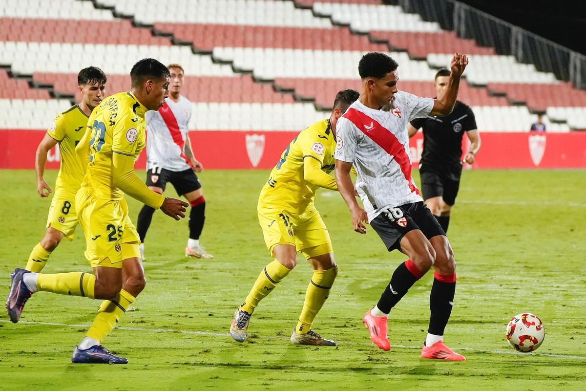 Sevilla Atlético y Villarreal B disputaron un partido muy intenso en el Estadio Jesús Navas.