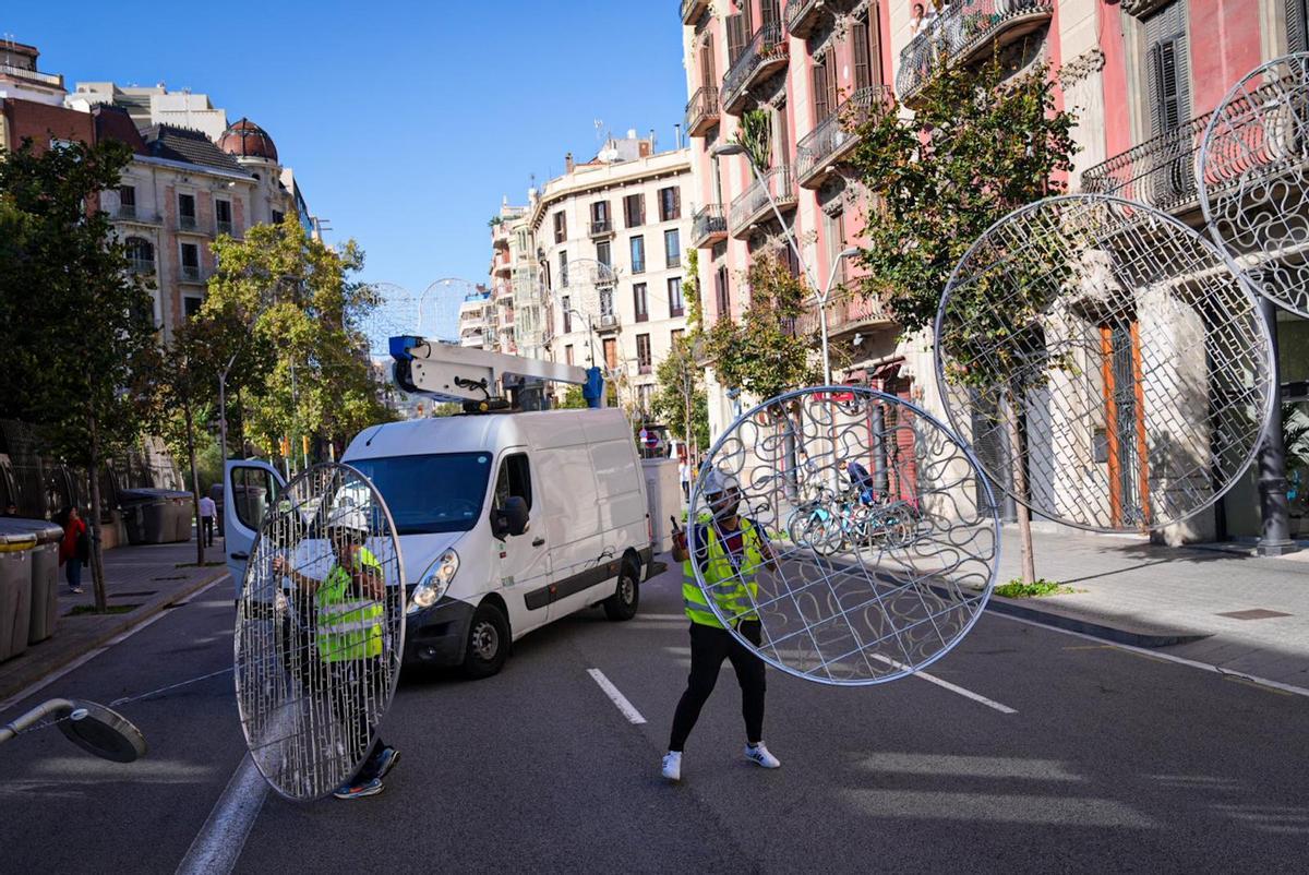 El viento tira las luces de Navidad de la calle de Balmes