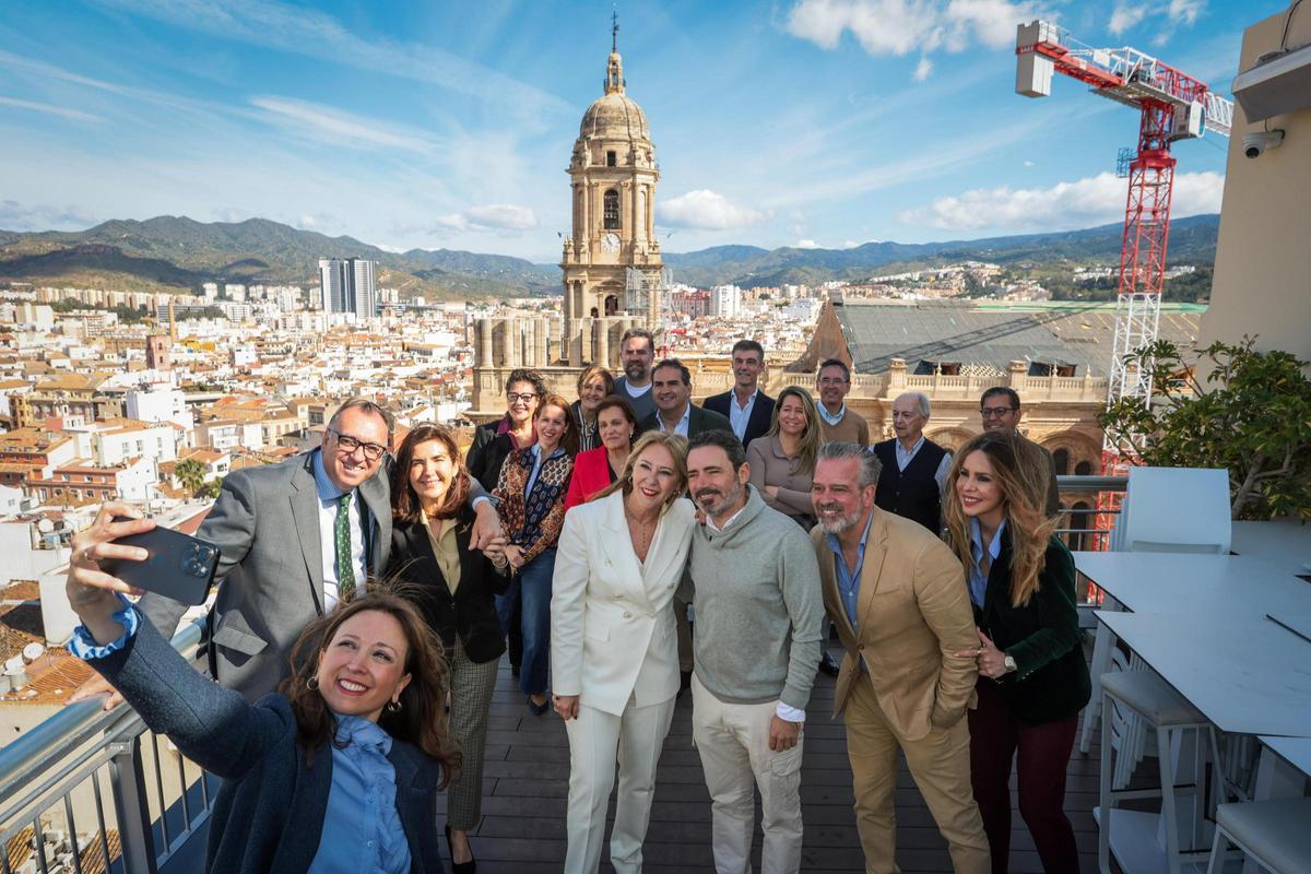 Patricia Navarro y los candidatos del PP de Málaga al 17M posan con la catedral de fondo