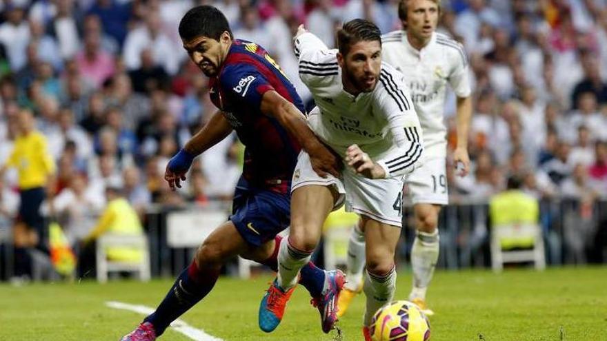 Luis SUárez i Sergio Ramos, durant un Barça-Madrid de la temporada passada.