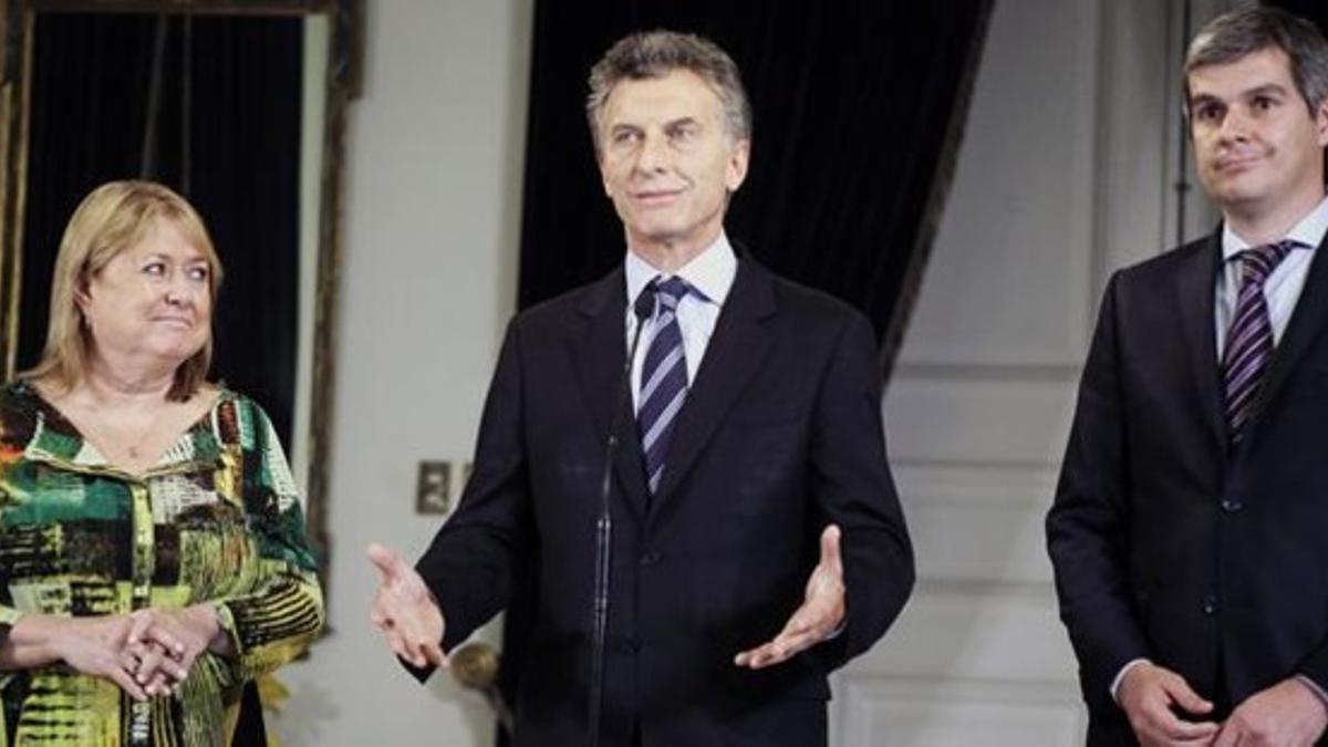 Macri (centro) habla junto a su futura cancillera, Susana Malcorra, y su futuro jefe de gabinete, Marcos Peña, el 4 de diciembre.