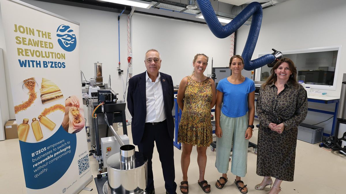 El delegado especial del Estado en el CZFB, Pere Navarro, y la directora general del CZFB, Blanca Sorigué, junto a Adriana Kyvik y Camilla Dore, cofundadoras de B'ZEO