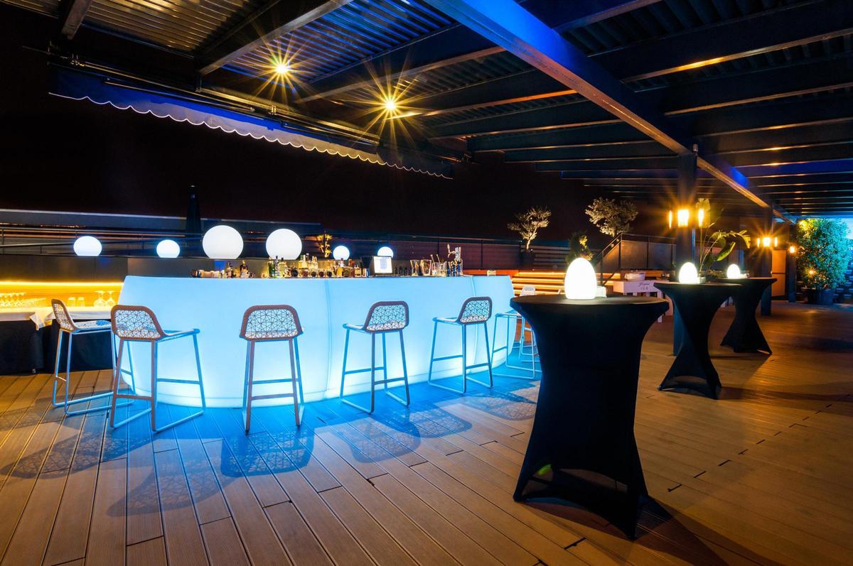 Un oasis urbano con vistas privilegiadas Situada en la azotea del Eurostars Palace, La Terraza Palace ofrece una perspectiva única de la ciudad califal. Desde este enclave, los visitantes pueden contemplar el casco histórico, el río Guadalquivir y la Sierra Morena, todo ello con el agradable abrazo de la brisa nocturna.