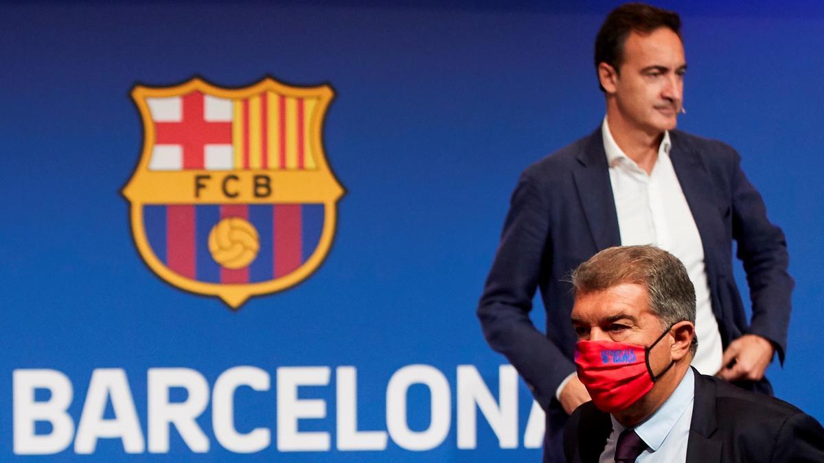 Joan Laporta se dirige a su asiento por delante de Reverter.