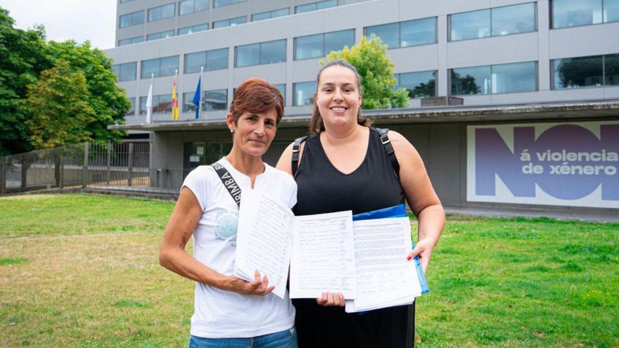 Silvia García y Cristina Angustia entregaron 1.200 firmas. | P. Mina