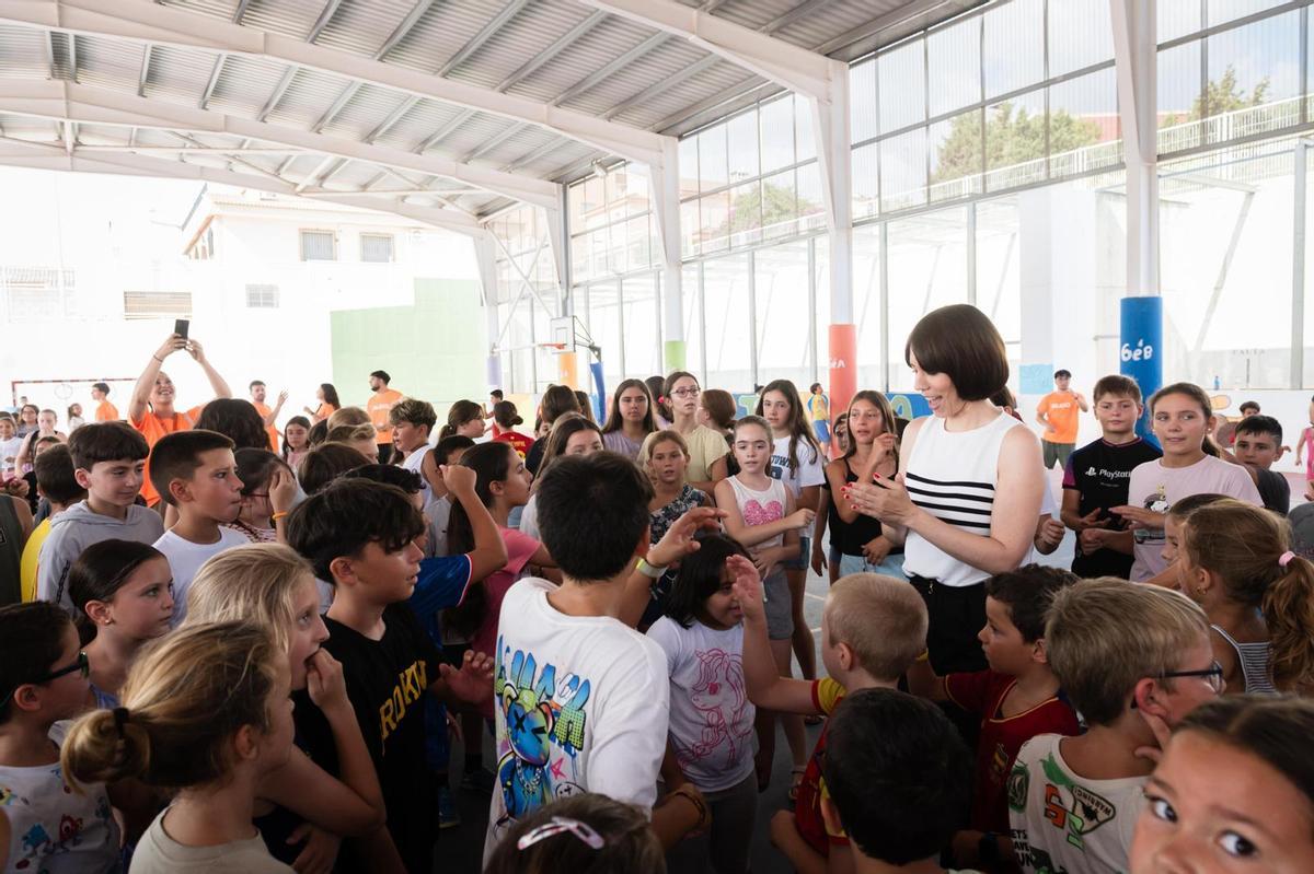 Diana Morant visita las escuelas de verano de Riba-roja, que cuentan con la financiación del Ministerio de Juventud e Infancia.