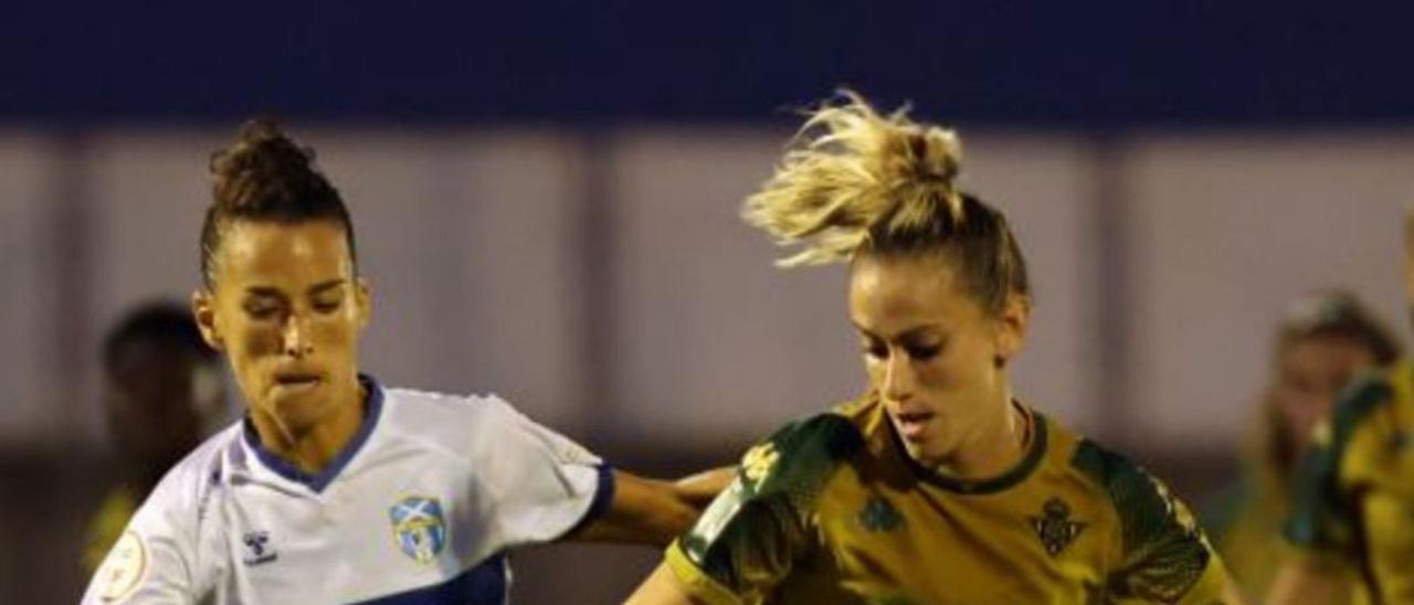 Silvia Doblado defiende a Ángel Sosa en el Betis-UDG Tenerife. | | LALIGA