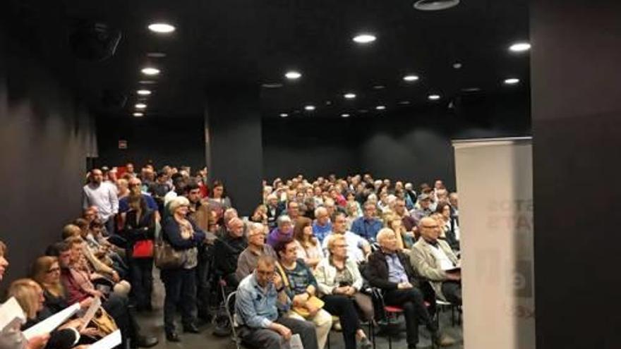 La sala polivalent de la biblioteca on es va celebrar l&#039;assemblea participativa es va emplenar per seguir l&#039;acte.