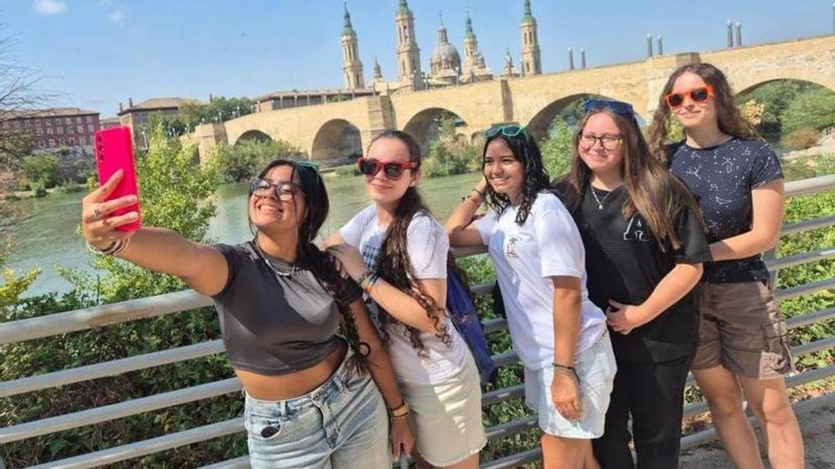 Usuarias de Z16 en los Paseos para Instagramear por la ribera del Ebro de Zaragoza Turismo.