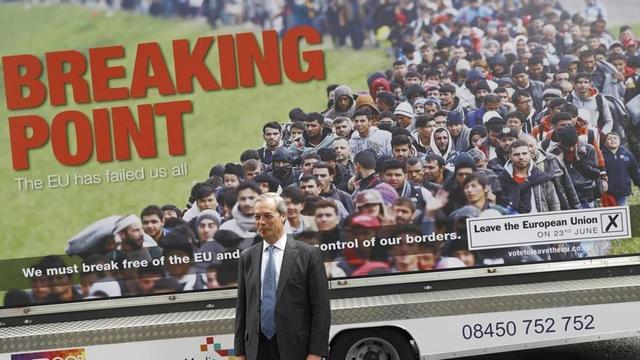 Nigel Farage posa delante del polémico poster que incita al odio racial.
