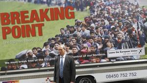 Nigel Farage posa delante del polémico poster que incita al odio racial. 