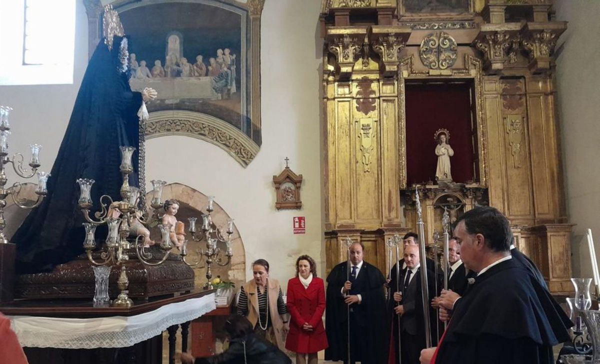 Nuevos abades en ejercicio y la junta de la Soledad,en la ofrenda floral. | C. T.