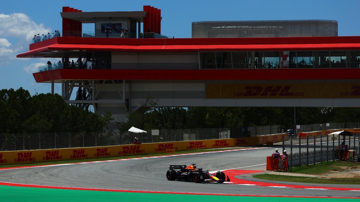 Max Verstappen, en la curva 10, frente al nuevo 'Rooftop' del Circuit de Barcelona