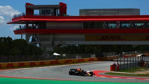 Max Verstappen, en la curva 10, frente al nuevo Rooftop del Circuit de Barcelona