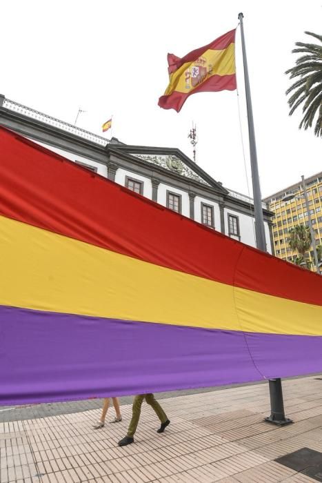 17-07-19 CANARIAS Y ECONOMIA. PARQUE DE SAN TELMO. LAS PALMAS DE GRAN CANARIA. Manifestacion, concentracion y despliegue de la bandera republicana delante del Palacio Militar. Fotos: Juan Castro.  | 17/07/2019 | Fotógrafo: Juan Carlos Castro