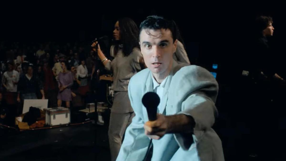 David Byrne, el líder de Talking Heads, en una escena de la película.