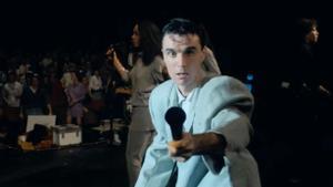 David Byrne, el líder de Talking Heads, en una escena de la película. 