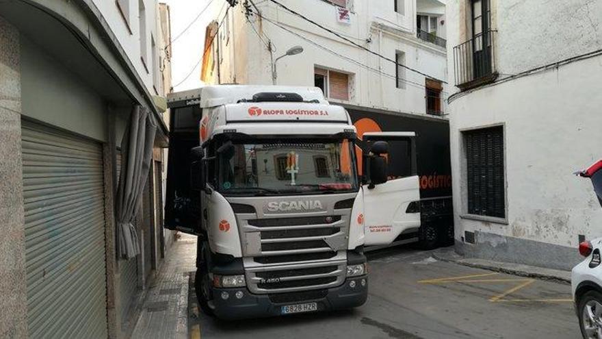 Un camionero drogado empotra el tráiler en una calle de Sant Pol de Mar (Barcelona)