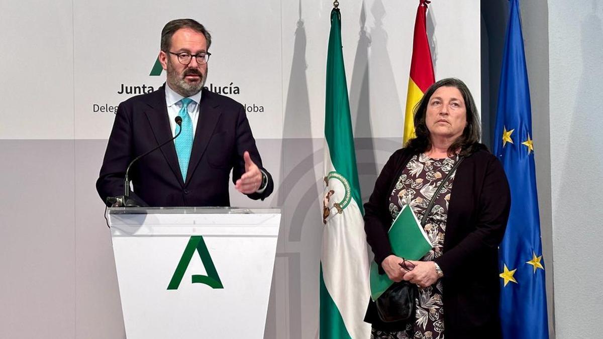 El delegado del Gobierno de la Junta, Adolfo Molina, y la jefa de Salud Pública en Córdoba, María Cruz Gallegos.