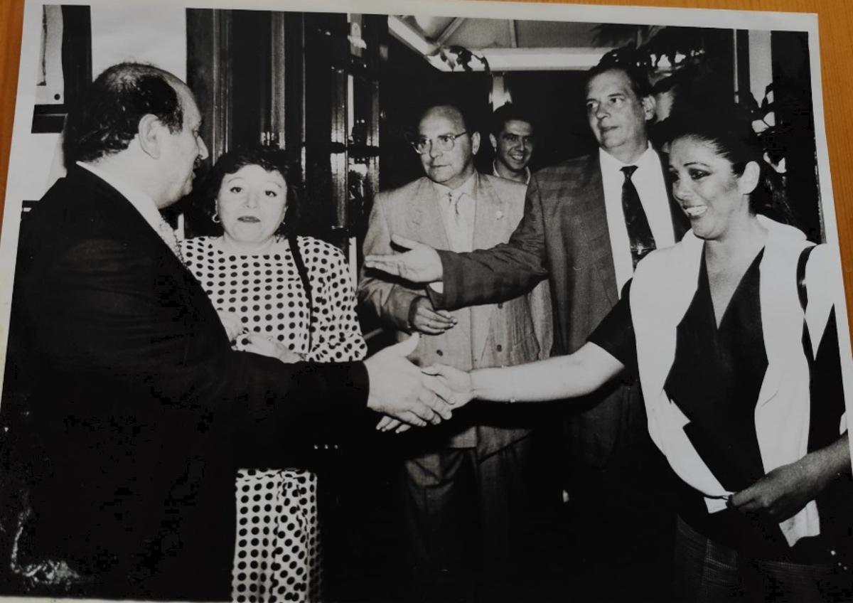 Valentín Villabona saluda a Isabel Pantoja.