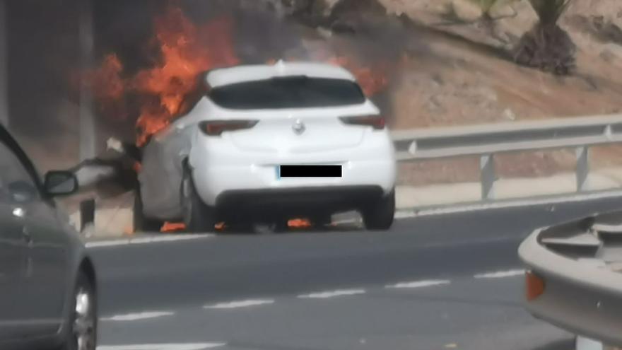 Un coche choca y se prende fuego a la salida de un túnel de la autopista GC-1