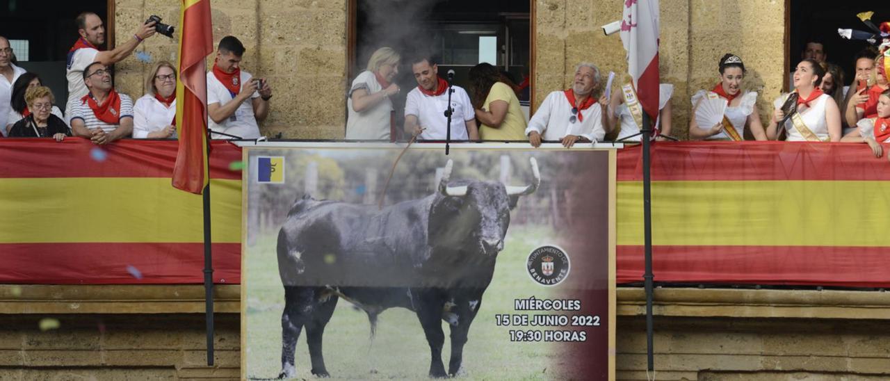 Más de 3.000 peñistas y jóvenes ocuparon la plaza en el arranque de las fiestas. En la imagen, momento del chupinazo.